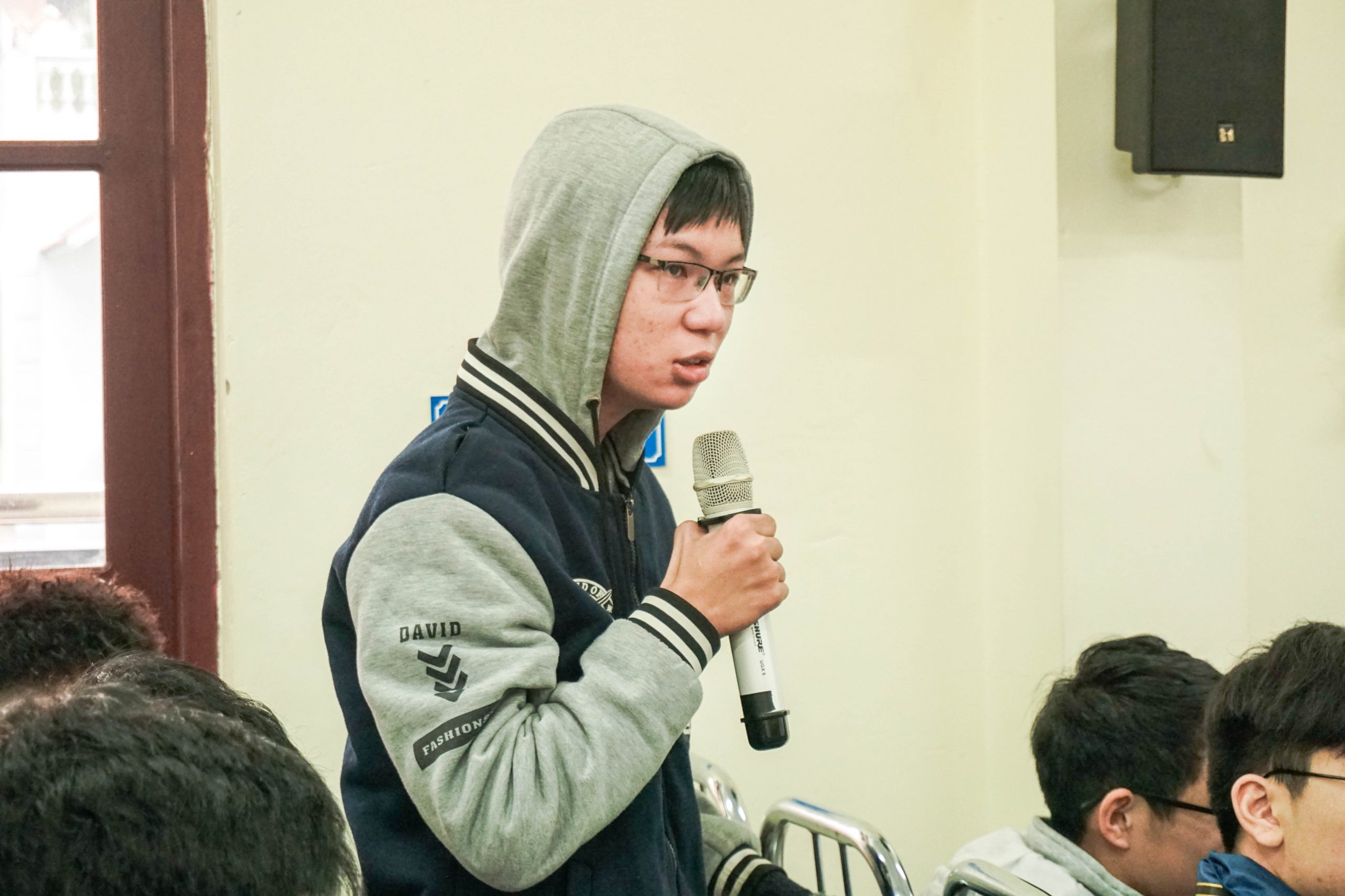 Các bạn học sinh trường THPT Chuyên Lê Hồng Phong đặt câu hỏi cho các chuyên gia tư vấn du học từ ISTAR