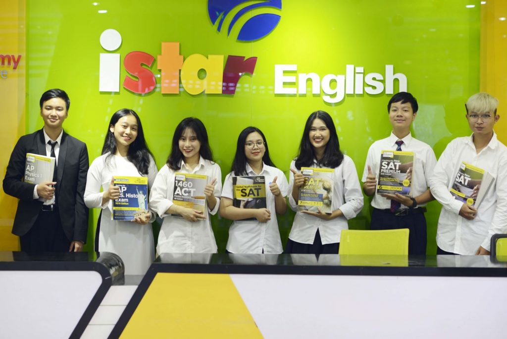 Hải Long cùng các bạn học viên trong lớp luyện SAT tại ISTAR.