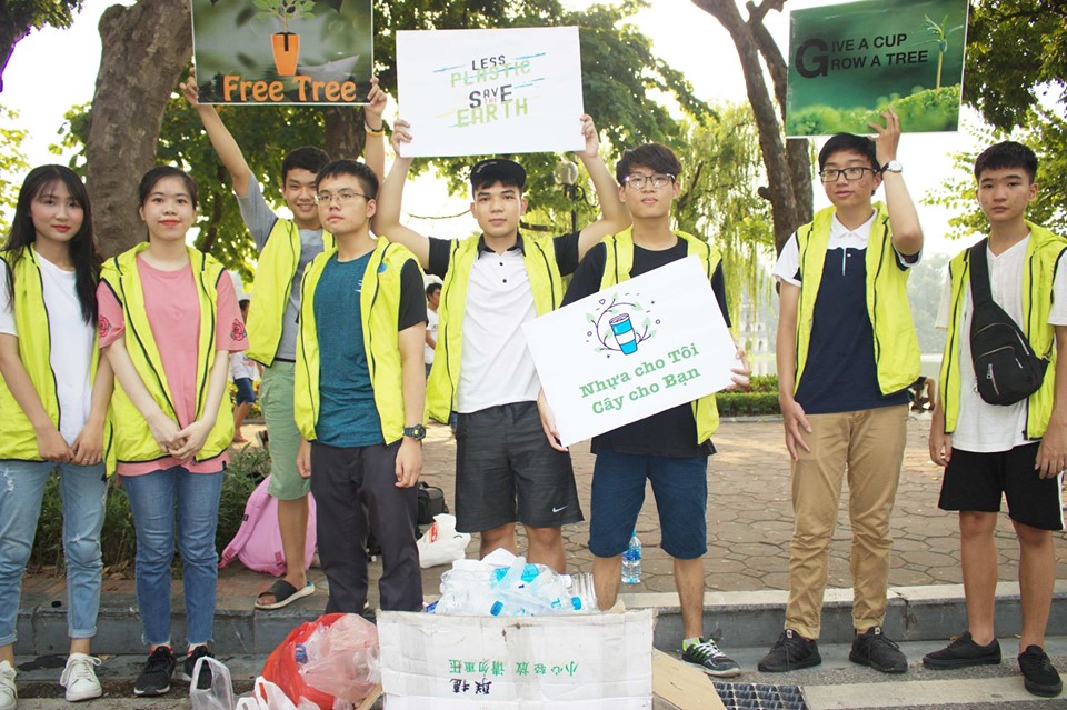 Và là tình nguyện viên chương trình Đổi nhựa lấy cây trong ngày Quốc tế Môi trường.