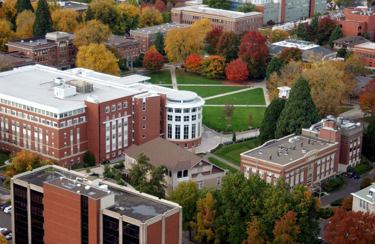 Khung cảnh học xá của Đại học Oregon nhìn từ trên cao