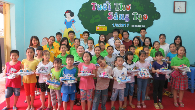 Các tình nguyện viên iStar tặng quà cho các bé tại Nhà nuôi dưỡng trẻ HN Đống Đa