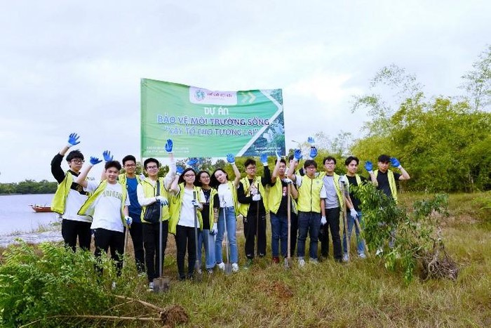 Các tình nguyện viên Câu lạc bộ Thế giới Kết nối trồng cây trên Đảo Cò